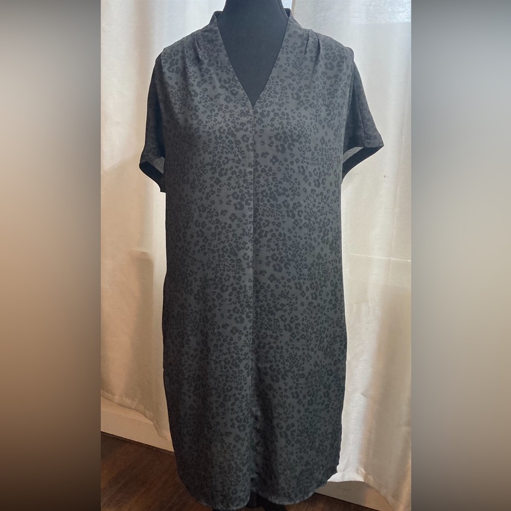 Denver Hayes Casual Moo Moo Style Dress with Pockets Size M Grey and Black.